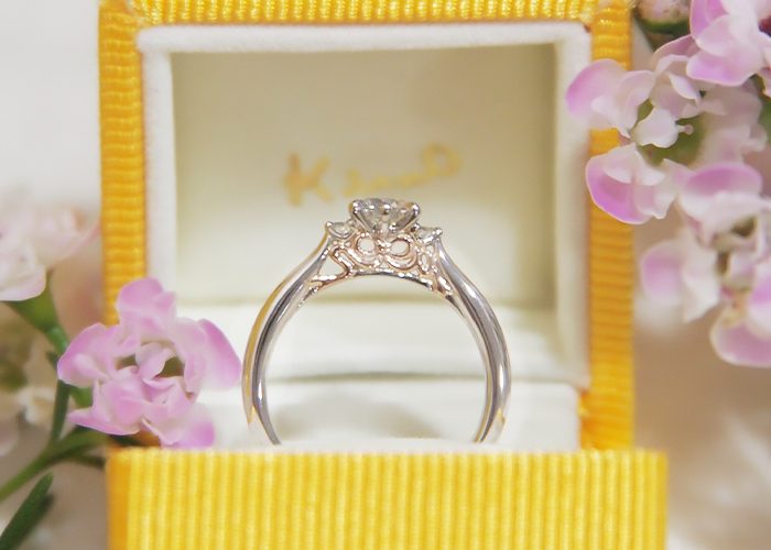 ふたりのイニシャルを 結ぶ リボンの婚約指輪 広島店 K Uno Blog 結婚指輪 婚約指輪 オーダーメイドのケイウノ